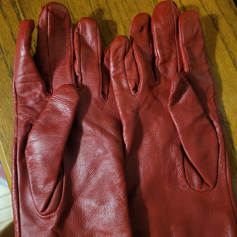 Chic Red Leather Gloves for Women - Picture 2 of 3